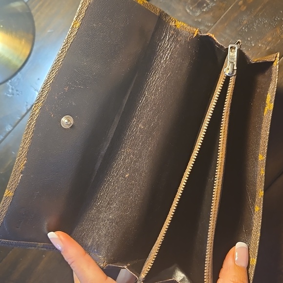 Louis Vuitton wallet. - Picture 8 of 8